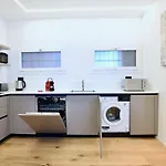 Modern - Free Parking *