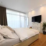 Modern - Free Parking Lägenhet