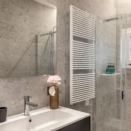 Modern - Free Parking