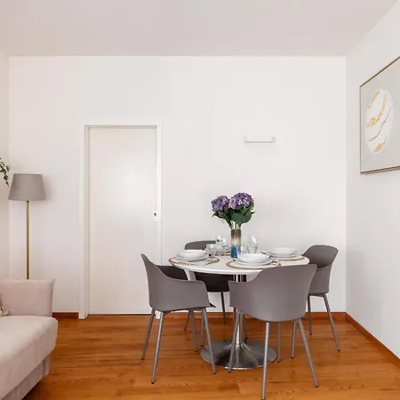 Modern - Free Parking Apartment