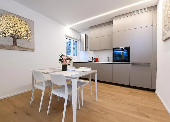 Modern - Free Parking *